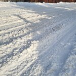 Widok zaśnieżonej drogi