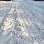Widok zaśnieżonej drogi